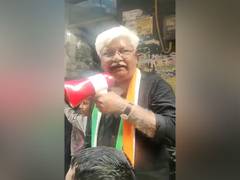 
      
      Delhi: Cong MCD candidate's father manhandles cop
      
      