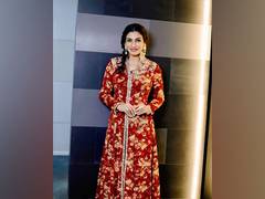 
      
      Raveena gorges on samosas, enjoy scooty ride in Bhopal
      
      
