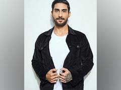 
      
      Prateik Babbar celebrates birthday with father Raj Babbar
      
      