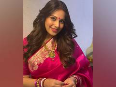 
      
      See how cutely Bipasha's daughter cutely holding her fingers
      
      