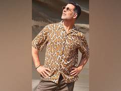 
      
      Akshay Kumar shares video of fan striking his 'Hera Pheri' pose
      
      