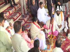 
      
      Mamata Banerjee visits Brahma temple in Rajasthan's Pushkar
      
      