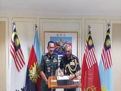 
      
      Indian Army Vice chief meets Malaysian Army Chief
      
      