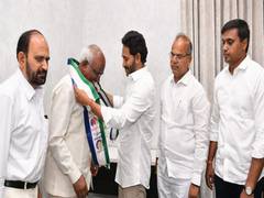 
      
      Andhra Pradesh: GV Srinath Reddy, other TDP leaders join YSR Cong
      
      