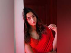 
      
      Alia Bhatt drops happy sunkissed selfies, Deepika Padukone reacts
      
      