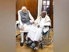 
      
      Former PM HD Deve Gowda meets PM Modi submits memorandum
      
      