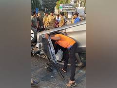 
      
      5 injured as two cars collide in Navi Mumbai
      
      
