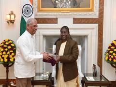
      
      Himachal Governor Arlekar calls on President Murmu in Delhi
      
      