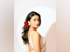 
      
      Alia Bhatt wishes happy Sunday with a 'sunshine selfie'
      
      