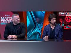 
      
      SRK teaches iconic 'signature pose' to Wayne Rooney at FIFA WC
      
      
