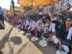 
      
      Contract health workers eat 'straw' to mark their strike in Guna
      
      