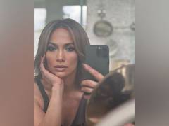 
      
      Jennifer Lopez rings in Christmas in vintage avatar
      
      