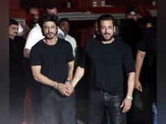 
      
      Shah Rukh Khan arrives in style at Salman Khan's b'day bash
      
      