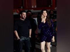 
      
      Salman plants a kiss on ex-girlfriend Sangeeta Bijlani's forehead
      
      