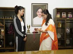 
      
      Kalvakuntla Kavitha meets boxing champion Nikhat Zareen
      
      