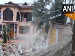 
      
      J-K: Boundary wall of Hizbul Mujahideen terrorist chief Amir raze
      
      