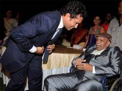 
      
      Tendulkar remembers his coach Ramakant Achrekar on death anniv
      
      