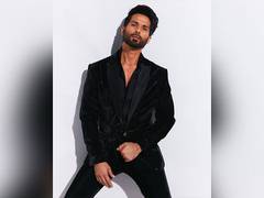 
      
      Shahid Kapoor raises temperature in shirtless picture
      
      