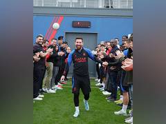 
      
      Lionel Messi receives Guard of Honour from PSG teammate
      
      