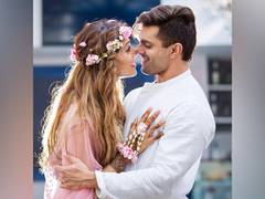
      
      Karan Singh wishes 'baby love' Bipasha with sizzling pic on B'day
      
      