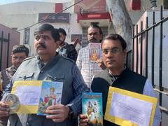 
      
      BJP leader sends bhajan CDs to Kamal Nath, Govind Singh
      
      