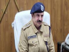 
      
      Gurugram: Miscreants arrested for ramming car into liquor shop 
      
      