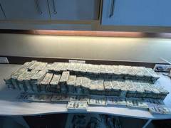 
      
      CBI recovers huge amount of cash in Mumbai during raid
      
      