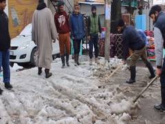 
      
      Snow clearance drive underway in Jammu & Kashmir's Anantnag
      
      