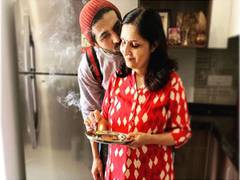 
      
      Kartik Aaryan pens down adorable birthday wish for mom
      
      