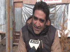 
      
      J-K: Man sets up resort at Dal Lake to feed migratory birds
      
      