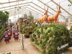 
      
      Artistes parade Uttarakhand tableau 
