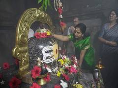 
      
      MLC Kalvakuntla Kavitha offers prayer at Ramappa Temple
      
      