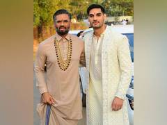 
      
      KL Rahul-Athiya wedding: Suniel Shetty, Ahan distribute sweets
      
      
