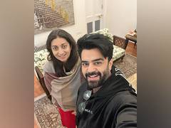
      
      Maniesh Paul enjoys tea with Smriti Irani
      
      
