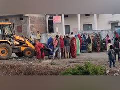 
      
      MP: 5 policemen injured after locals attack police team in Ujjain
      
      