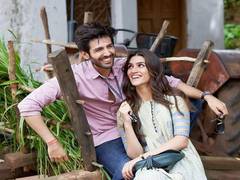 
      
      Kartik Aaryan, Kriti Sanon pose in front of the Taj Mahal
      
      