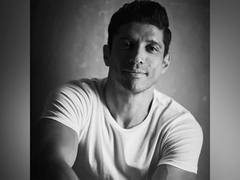 
      
      Farhan shares working still from 'Dil Chahta Hai'
      
      