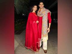 
      
      Sidharth, Kiara pose with guests at their Delhi home 
      
      