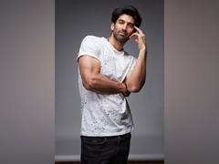 
      
      Aditya Roy Kapoor looks smoking hot, see pics
      
      
