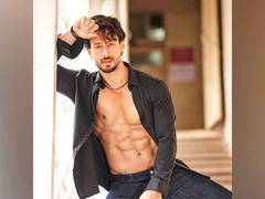 
      
      Tiger Shroff reaches 'Bade Miyan Chote Miyan' sets in swag
      
      