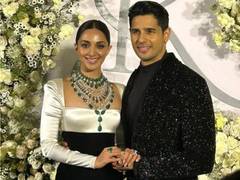 
      
      Sid-Kiara Reception look: Modern day bride - groom weaving magic!
      
      