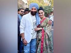 
      
      Team 'Gadar 2' unveil Sunny, Ameesha's romantic motion poster
      
      