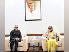 
      
      Foreign Secy Vinay Kwatra meets Bangladesh PM Sheikh Hasina
      
      