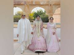 
      
      'Bride' Kiara Advani exudes elegance with her parents in this pic
      
      