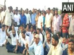 
      
      BRS cadres protest against YSRTP chief Sharmila's remark
      
      