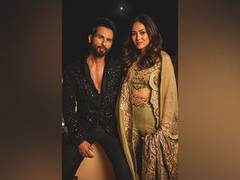
      
      How cute! Shahid Kapoor holds Miraa Rajput's hand in latest pic
      
      