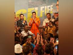 
      
      Akshay breaks Guinness World Record for clicking selfies in 3 min
      
      