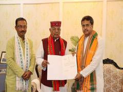 
      
      Tripura: Manik Saha meets Governor, stakes claim to form govt
      
      