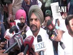 
      
      Sidhu Moose Wala's father protests outside Punjab Assembly
      
      