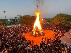 
      
         MP: Holkar Royal family performs Holika Dahan in Indore
      
      